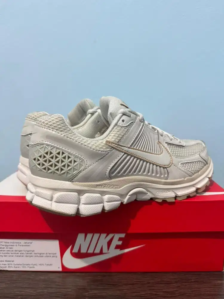Sepatu Nike Vomero 5 Sneakers