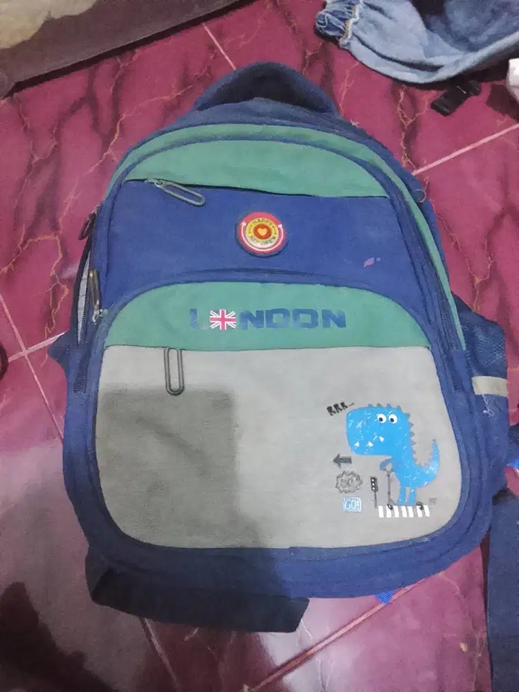 tas sekolah anak laki-laki