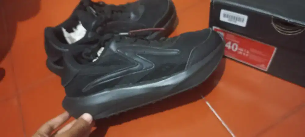(BRAND NEW) Specs Tempo triple black size 40