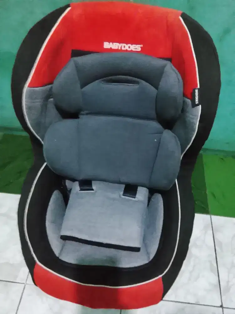 Tempat duduk/ kursi untuk dalam mobil untuk anak anak.