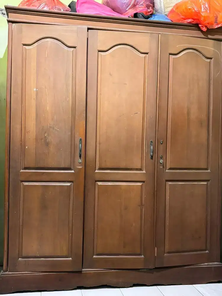 Lemari kayu jati besar