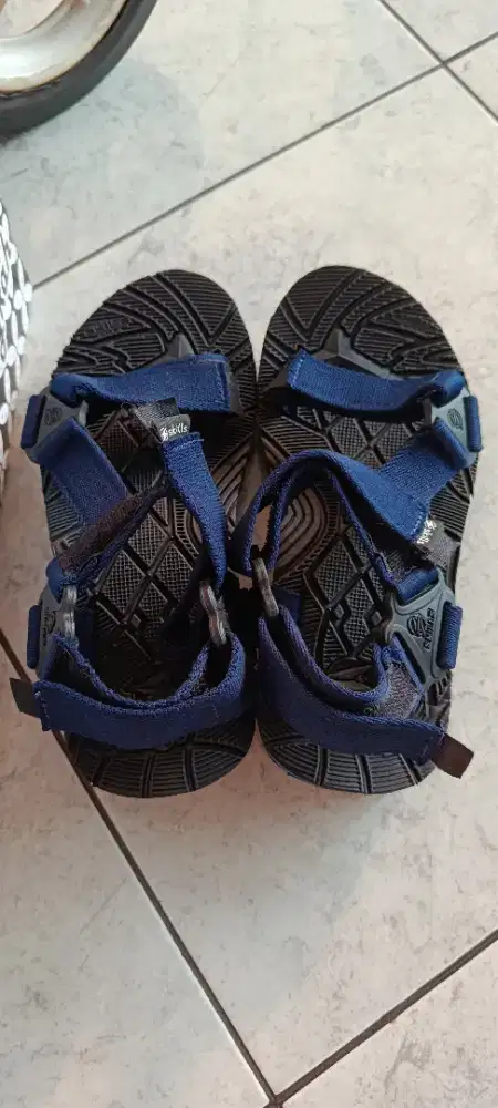 Sendal gunung warna biru