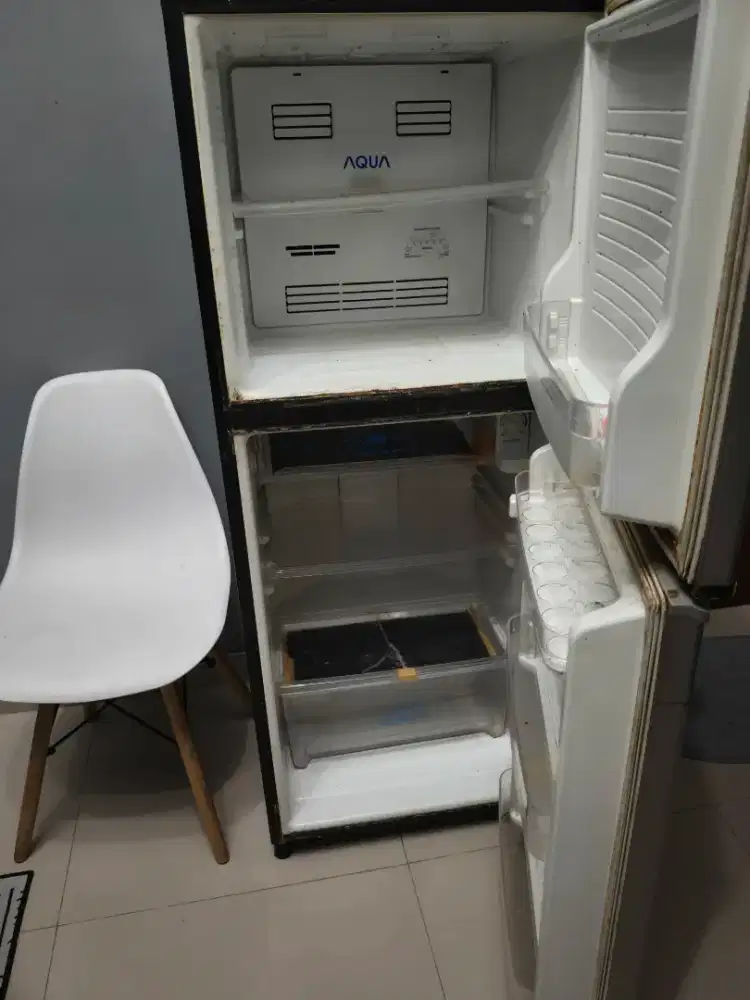 Jual kulkas bekas 2 pintu merk aqua