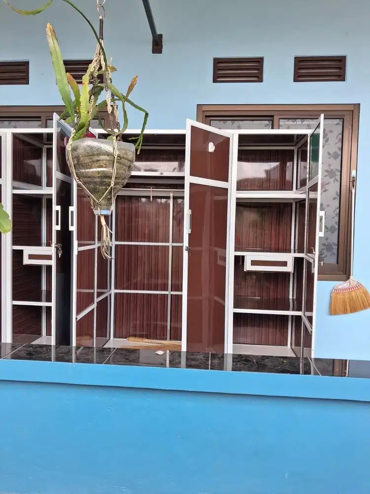 Lemari Kaca Tiga Pintu Aluminium