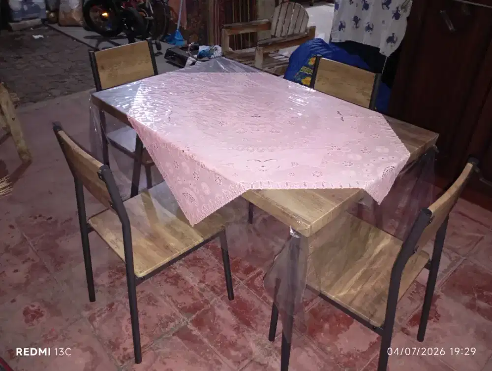 Dijual satu set meja makan bekas
