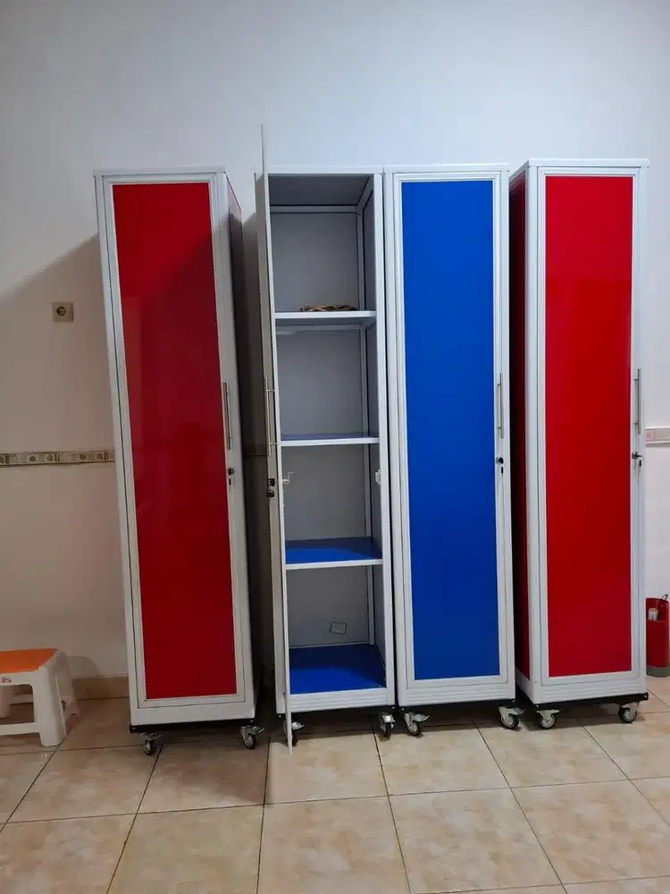 Lemari 4 Pintu Aluminium / beroda