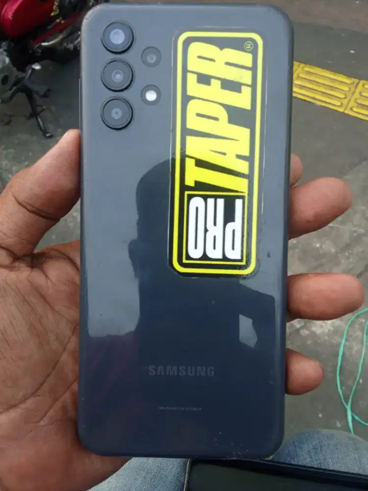 Samsung galaxi A13 4/128 minus layar retak & fungsi normal