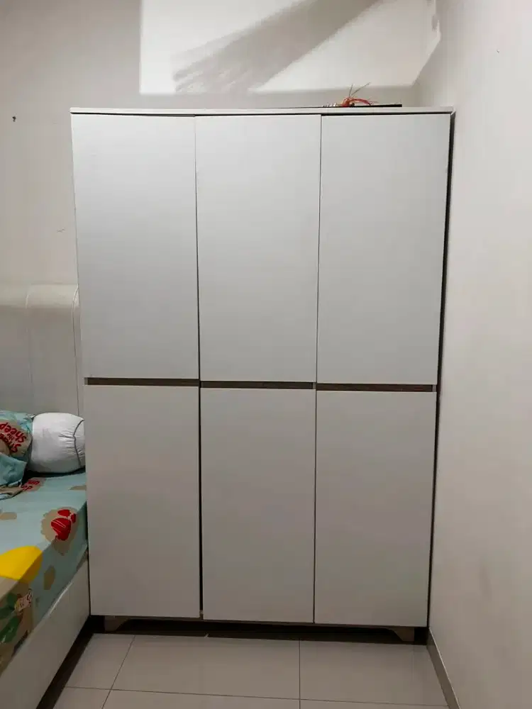 Lemari besar 3 pintu bekas