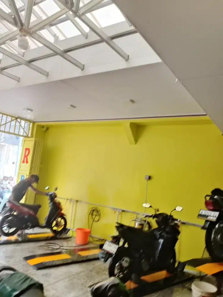 Crew cuci motor