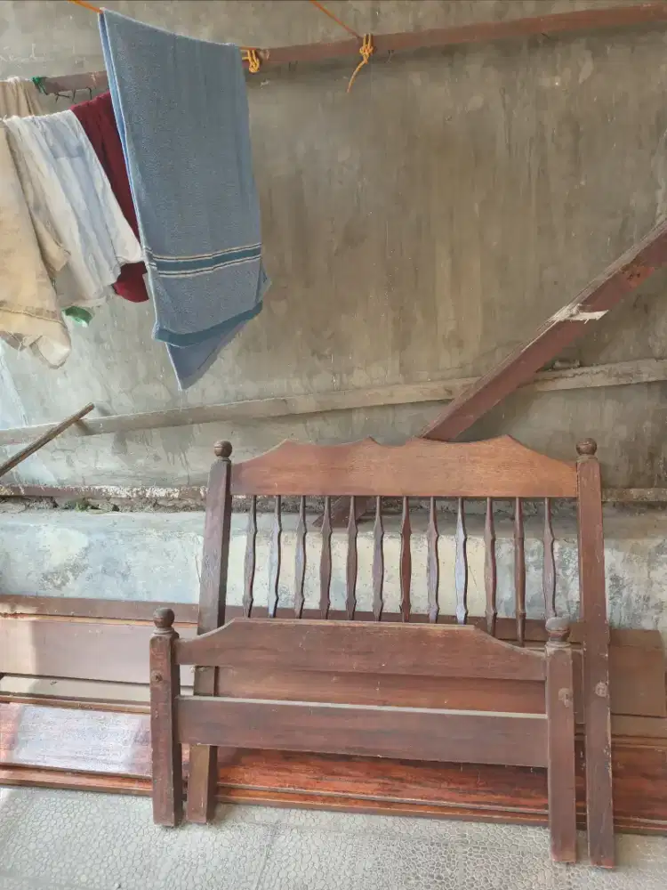 2 unit tempat tidur kayu