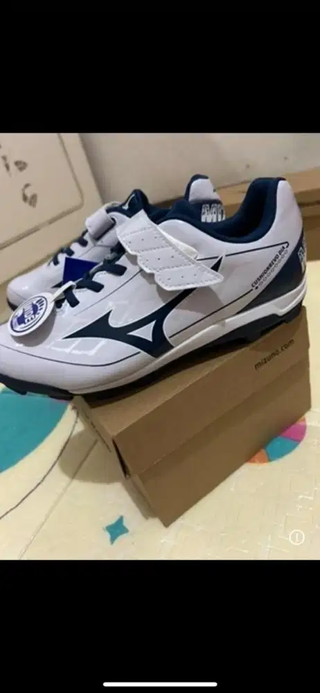 Sepatu Softball