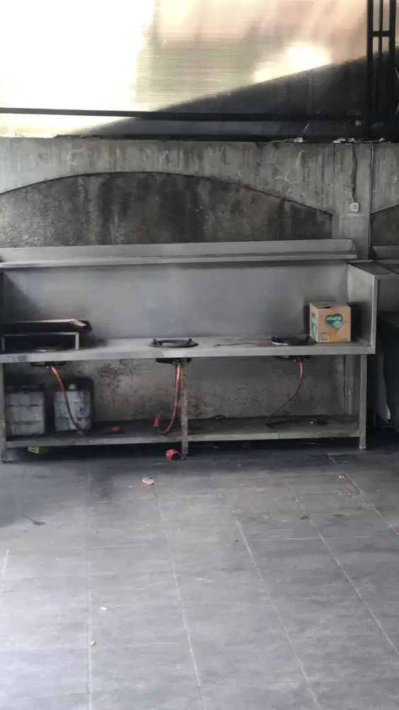 Kompor dan meja kerja untuk resto