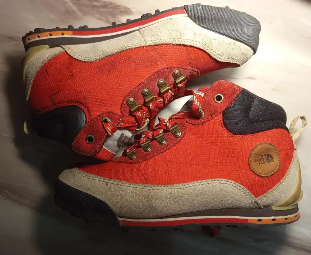 Sepatu hiking Tnf mid size 40 insole 25