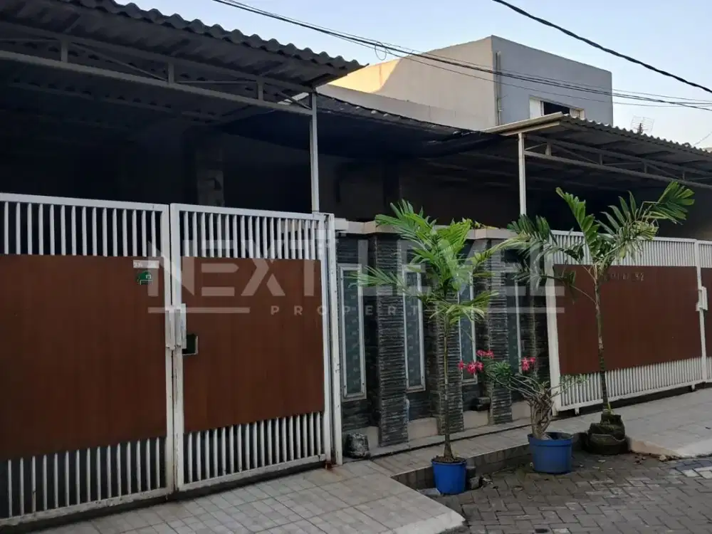 SUPER HOT LISTING – JUAL RUGI UNDER MARKET PRICE. Rumah Lebar 12m Siap Huni di Cluster Mangga, Pondok Tjandra Indah, Sidoarjo