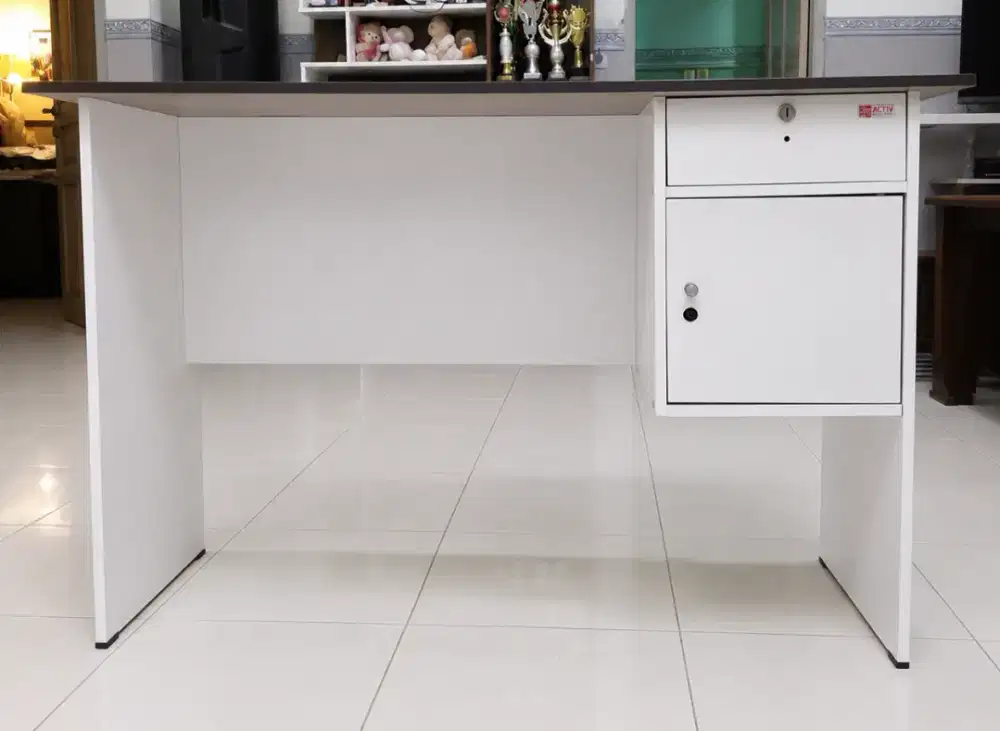 MEJA KANTOR KOKOH MASIH BAGUS RAPIH MINUS GAADA KUNCI DAN HANDLE