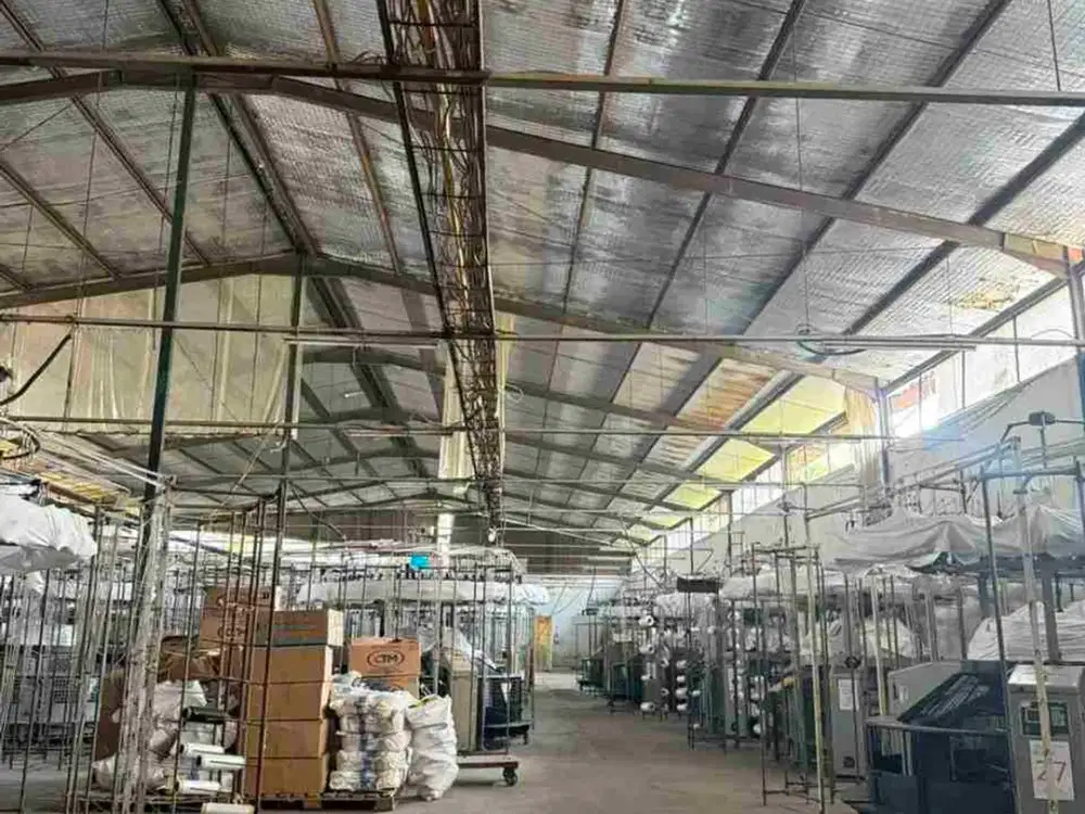Gudang siap pakai lebar muka 30 m dengan luas tanah 2580 dan akses masuk kontainer 40 feet