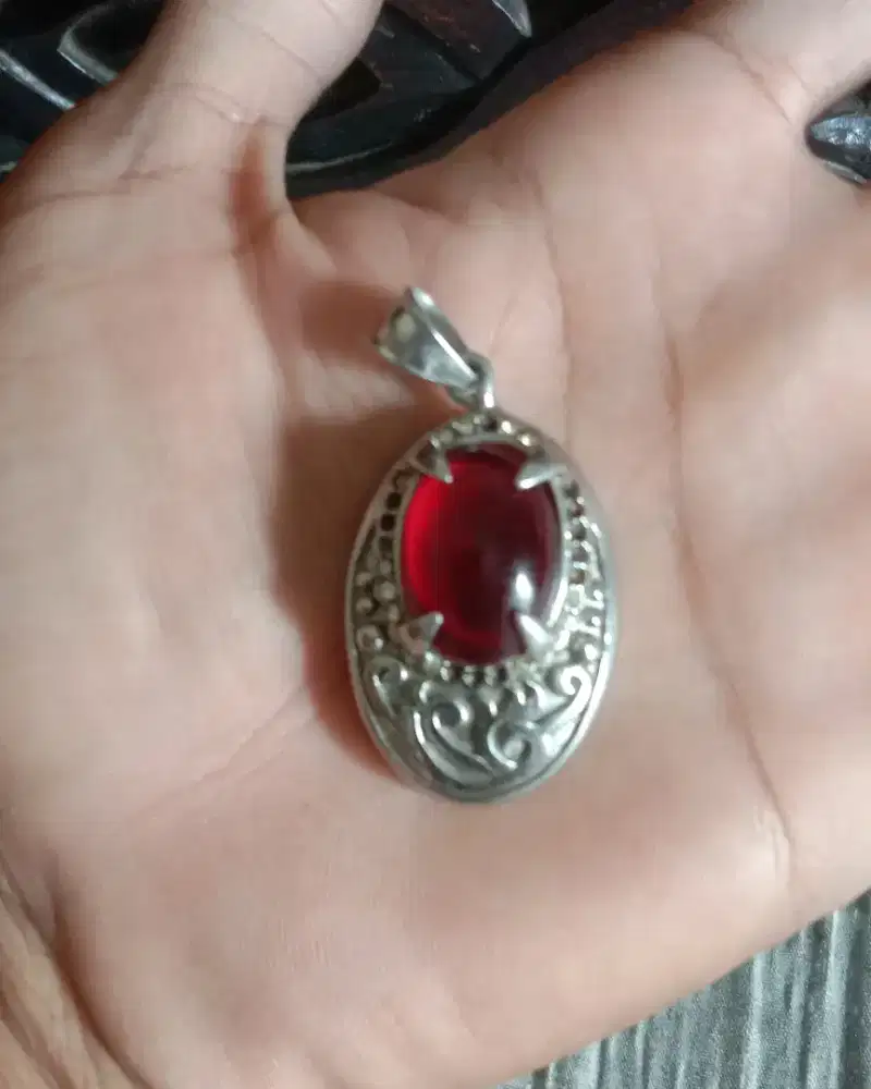 Liontin Batu Merah Siem