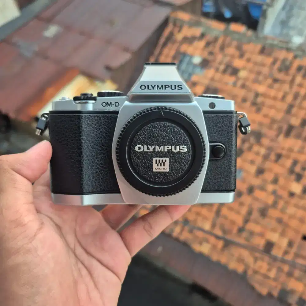 Kamera mirrorless olympus omd em5 body only