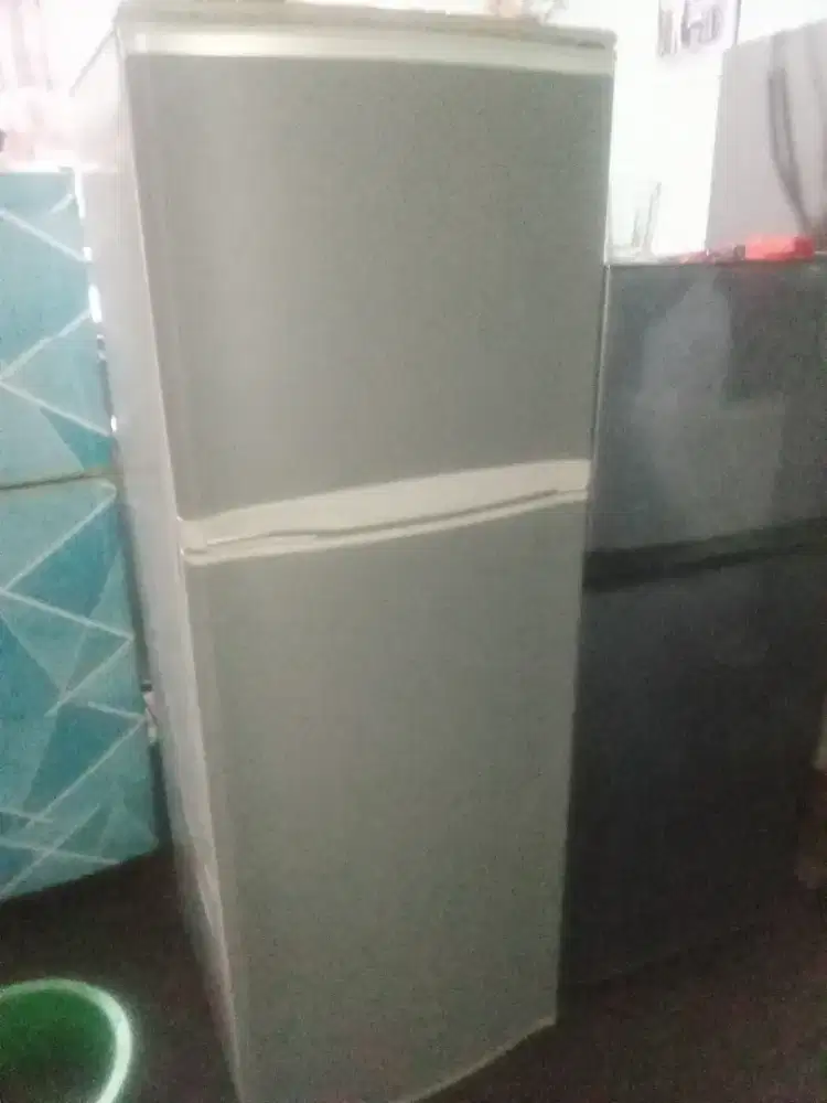 Kulkas Sharp 2 pintu tinggi baik