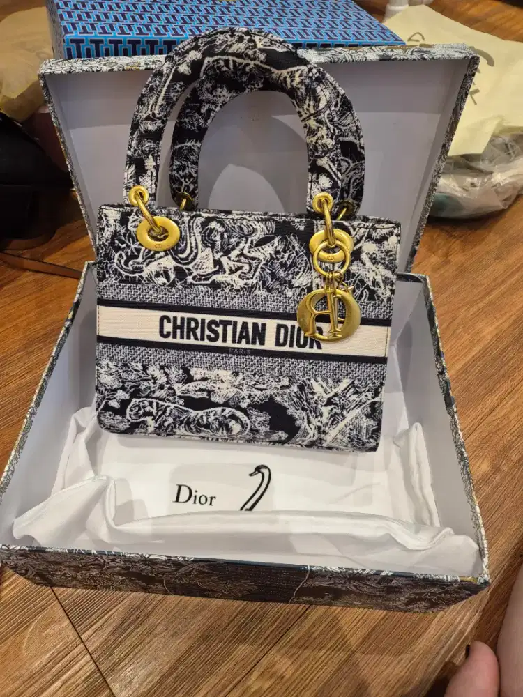 Tas dior baru ada dus