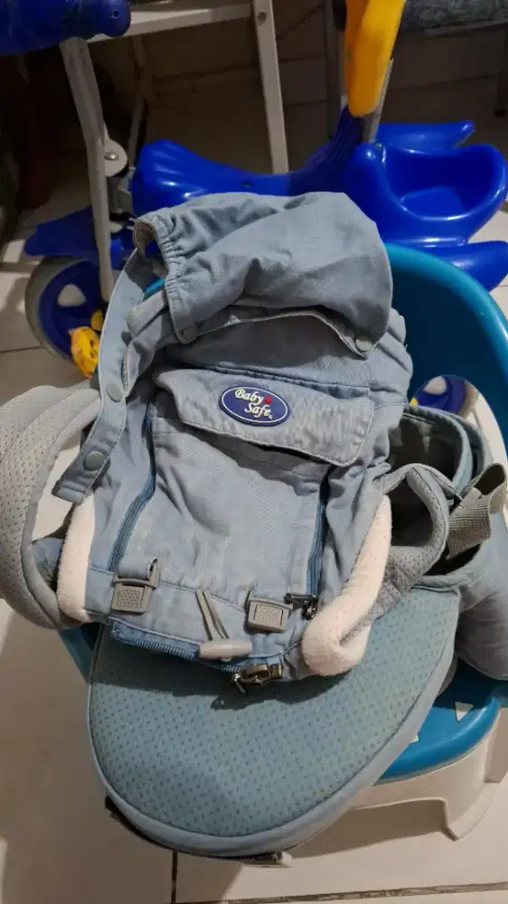 Gendongan anak dengan dudukan