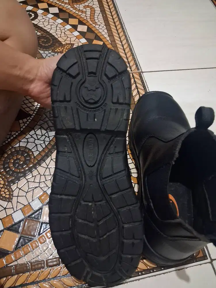 DR OSHA SEPATU SAFETY