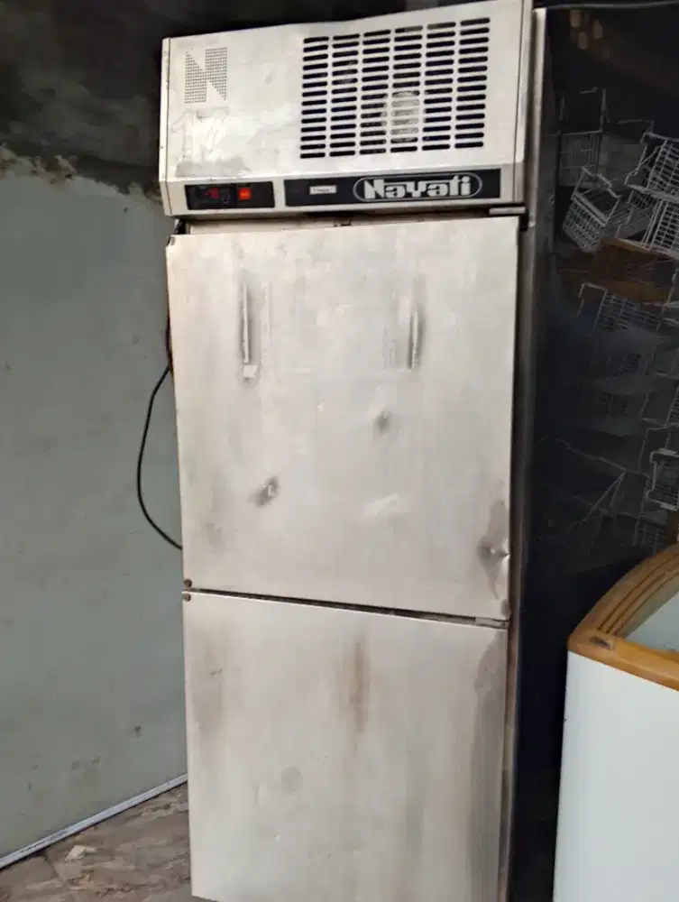 Standing freezer merk nayati second siap pakai