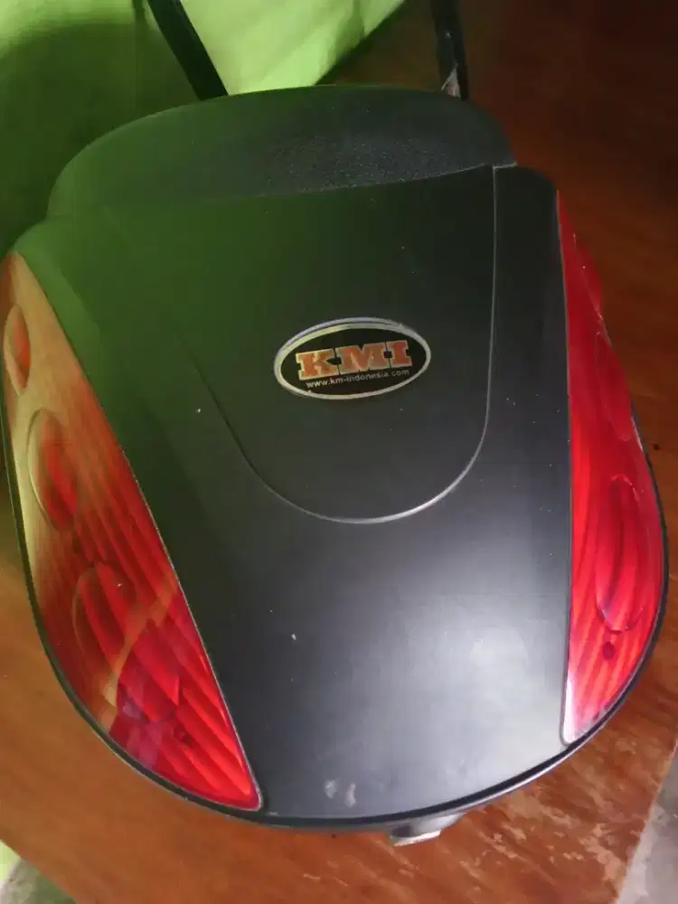 Di jual box merek KMi