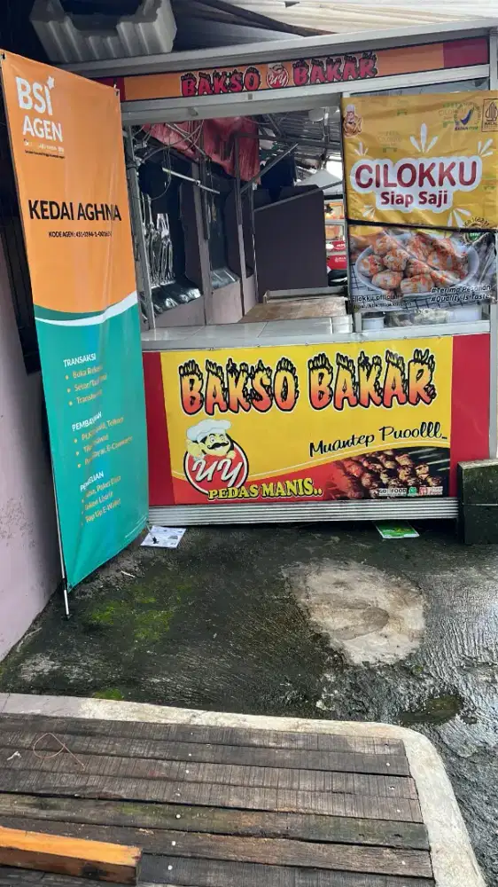 Jaga kedai pinggir jalan