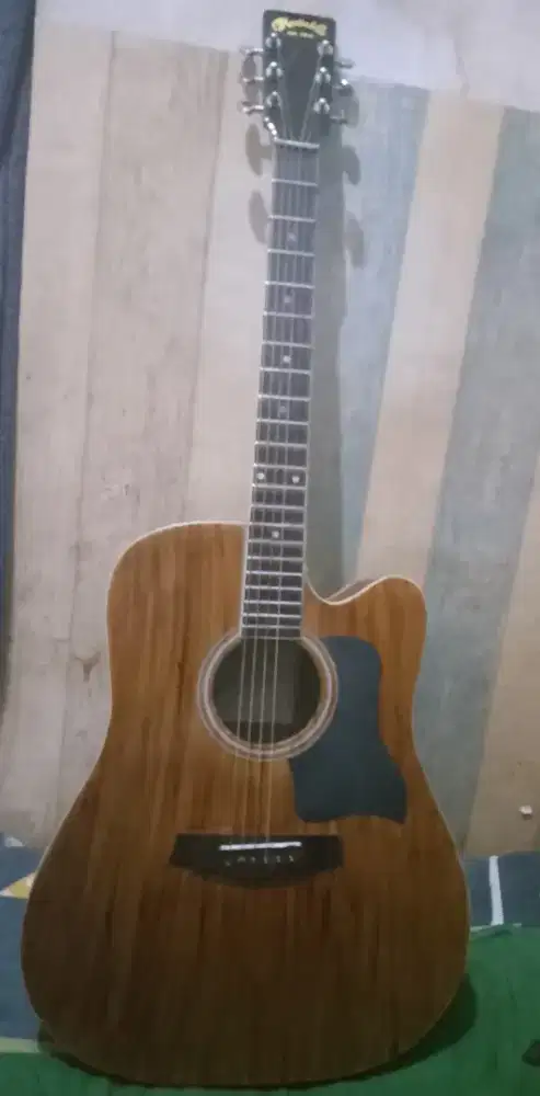 Gitar akustik siap pakai