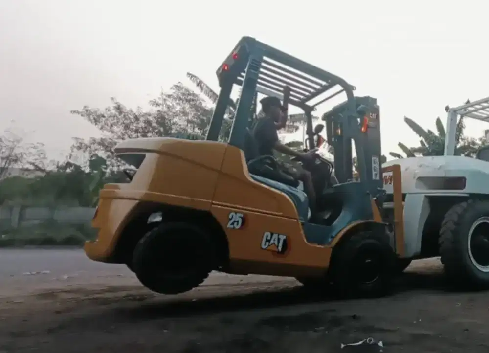 Forklift Caterpillar 2,5 Ton,Manual,Tiang 3 Meter,Mesin S4S,Tahun 2019