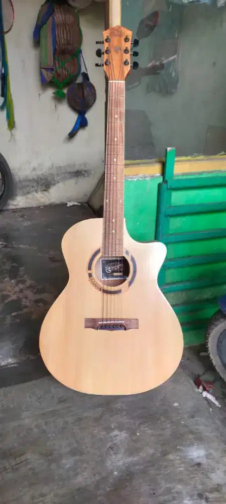 Dijual gitar merk jr sanjaya dan aksesorisnya