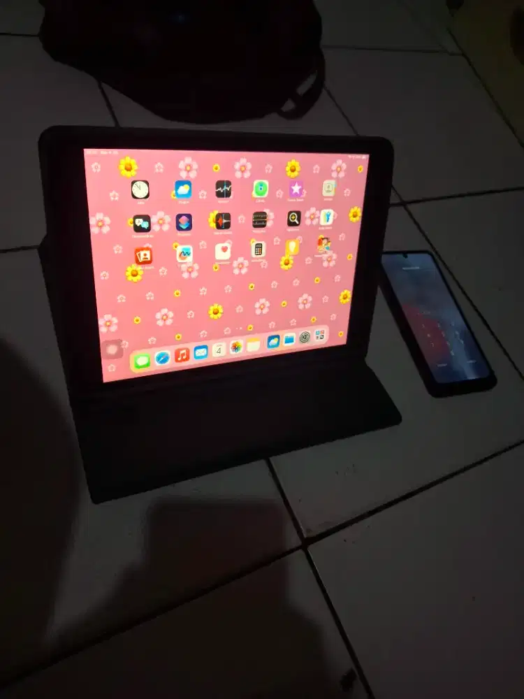 Ipad gen 8 128gb wifi mulus komplit free 2 case book
