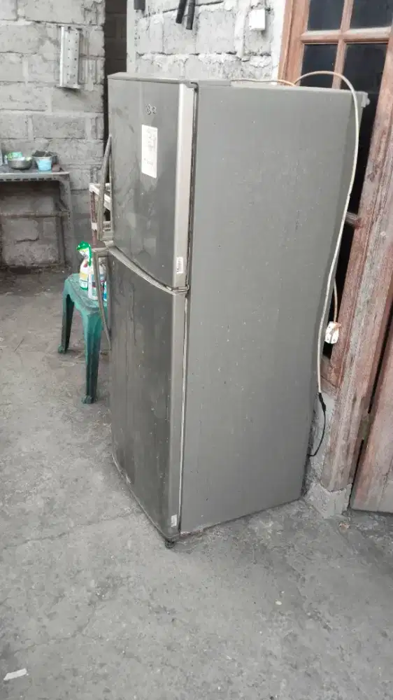 Dijual kulkas bekas dlm kondisi rusak