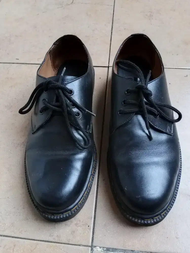 Sepatu kulit pria
