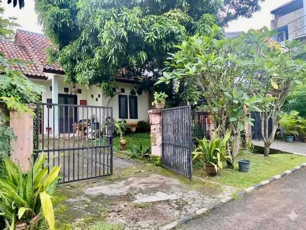Di Jual Rumah Halaman Luas Butuh Renovasi Dekat Akses Tol Bintaro