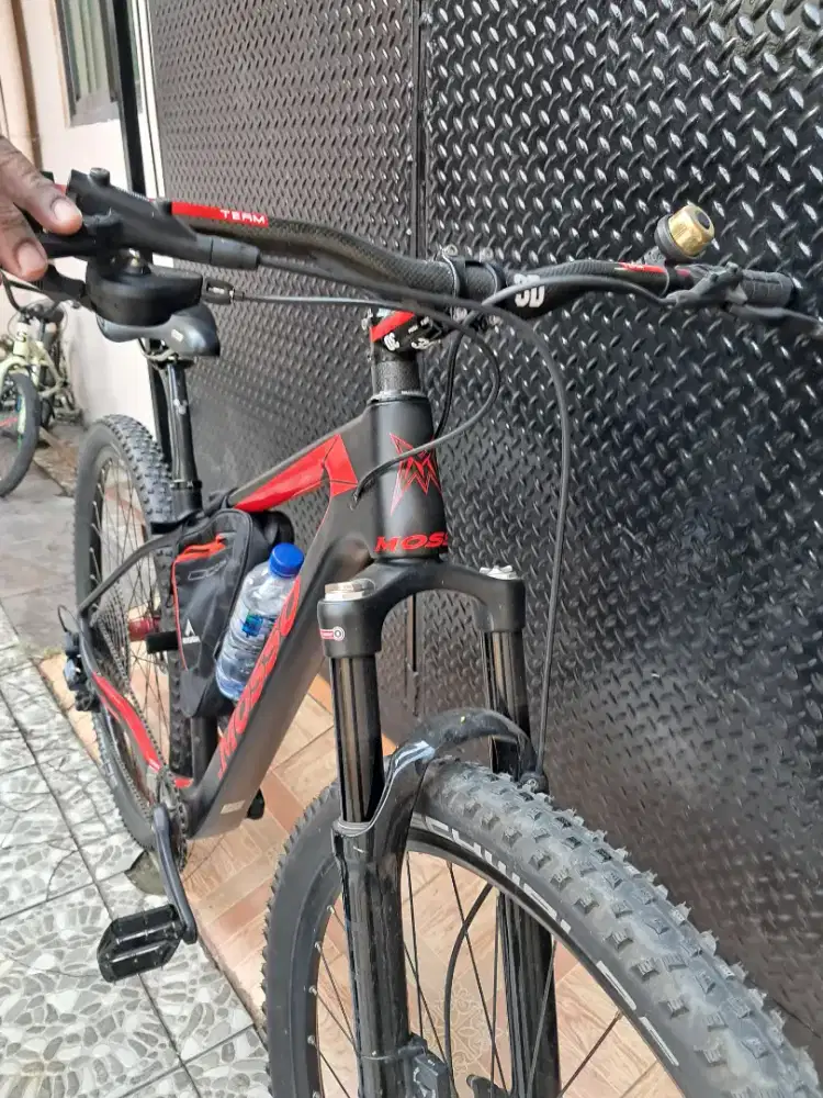 Sepeda gunung moso carbon