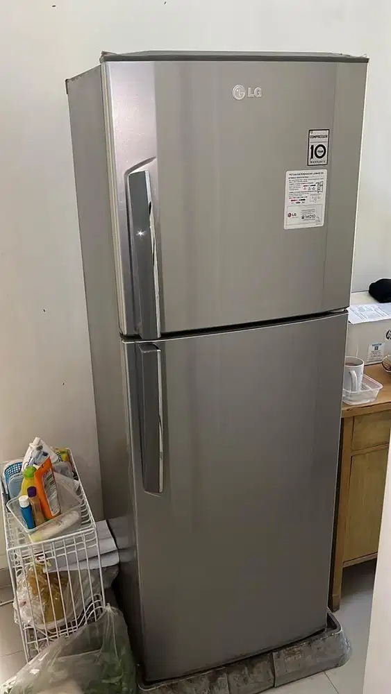 Kulkas 2 pintu merek LG tipe GN-V292RLC.