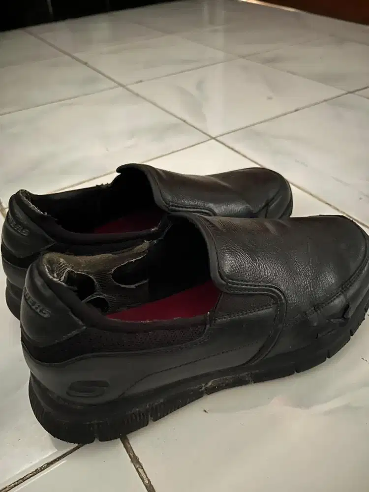 sepatu kerja ori skechers