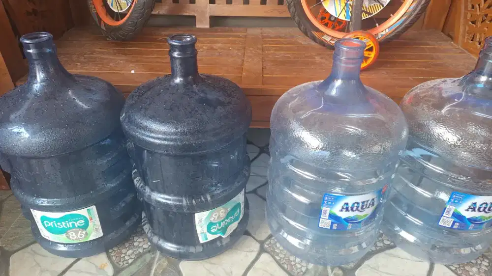 Galon pristine dan Aqua kosongan