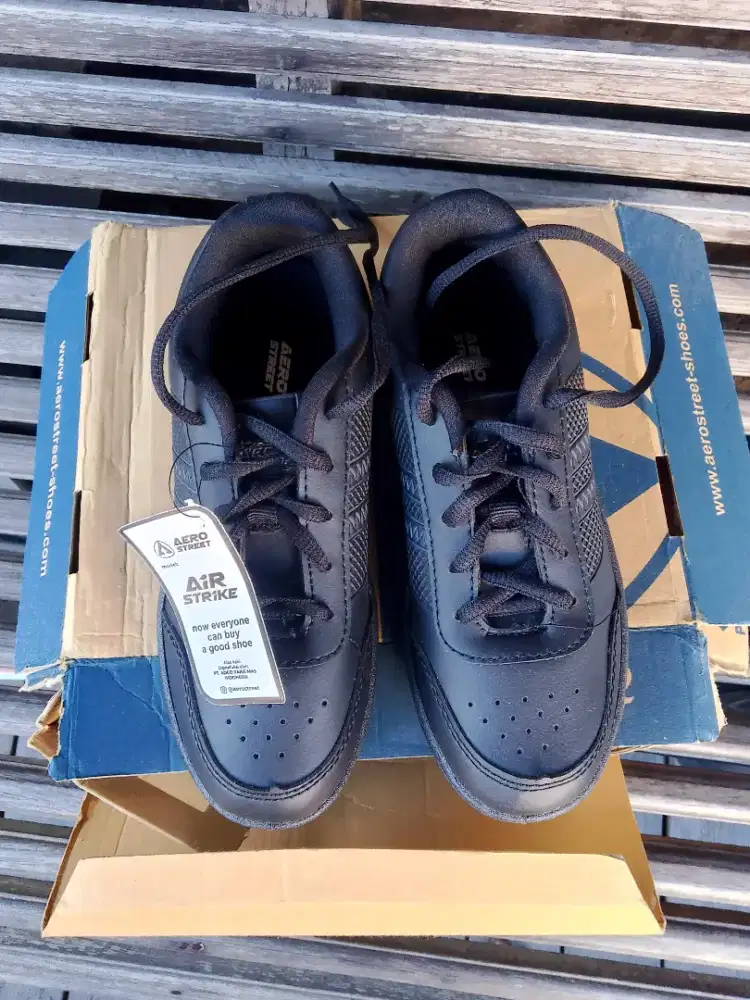 Sepatu anak sekolah