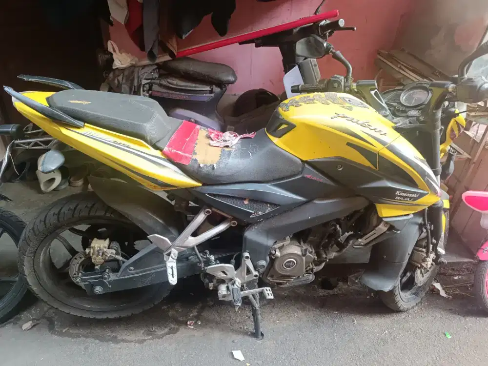 Bajaj kawasaki pulsar 200ns
