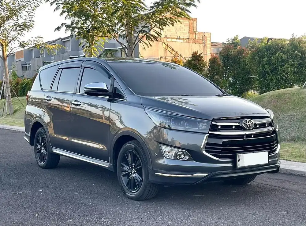 40.000 KM Toyota Innova Venturer 2.4 Diesel Matic 2019 Grey Facelift