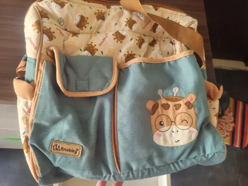 Tas bayi dan kursi makan bayi masih sangat bagus