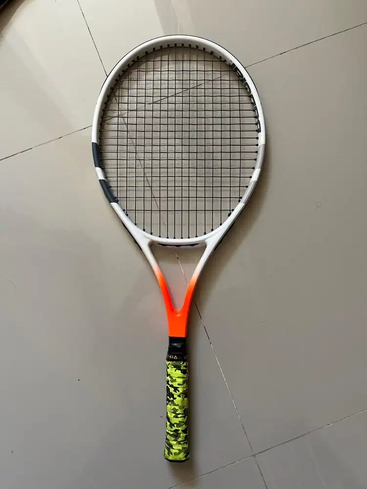 Raket tennis bekas