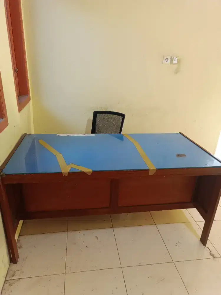 Meja dan kursi kantor