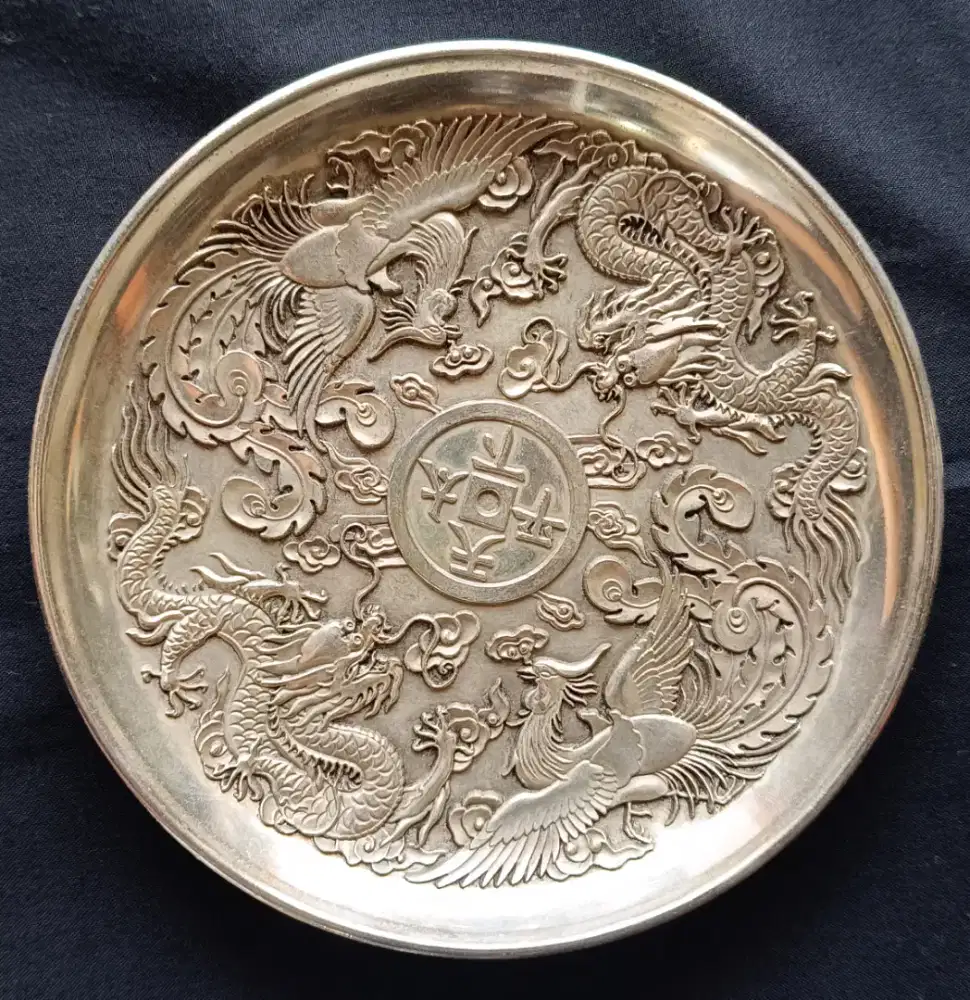 Piring perak kekayaan feng shui motif timbul