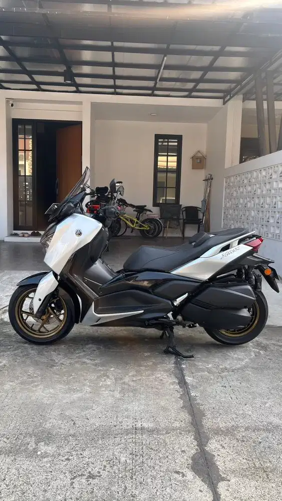 Yamaha XMAX Connected 2023 silver abu