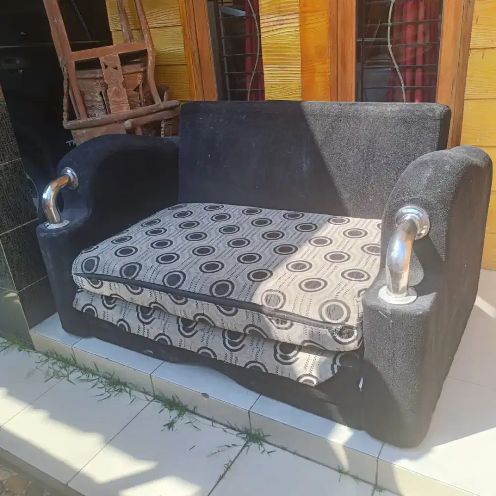 Sofa warna hitam putih