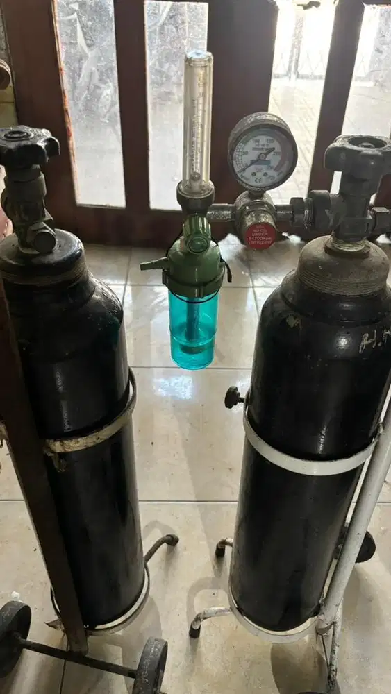 2 tabung oksigen